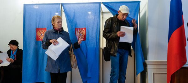 Vēlēšanu iecirknī Krievijas vēstniecībā Rīgā Vēlēšanu iecirknī Krievijas vēstniecībā Rīgā - Sputnik Latvija