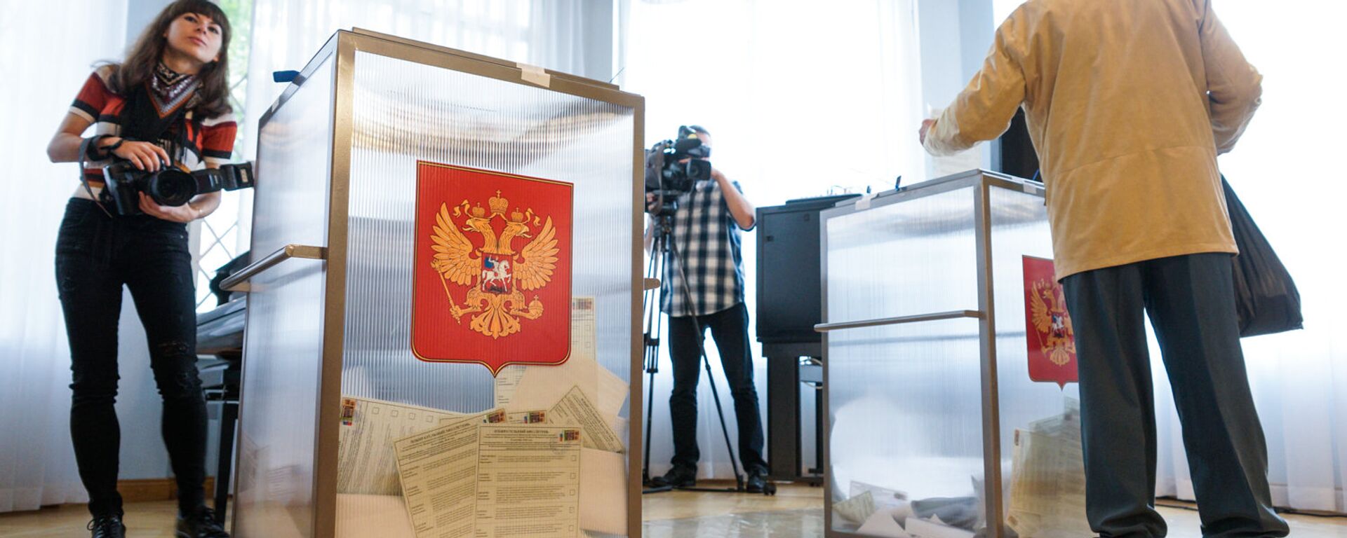 На избирательном участке в Посольстве России - Sputnik Latvija, 1920, 07.08.2021