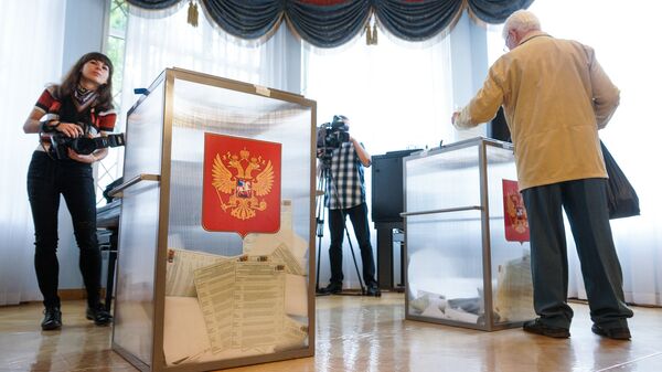На избирательном участке в Посольстве России - Sputnik Latvija