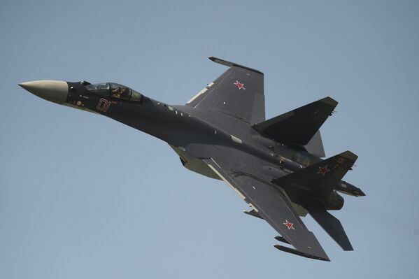 Su-35 – daudzfunkcionāls 4++ paaudzes iznīcinātājs, kas atbilst 5. paaudzes lidaparātiem izvirzītajām prasībām. - Sputnik Latvija