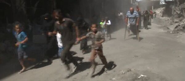 Жители Алеппо сквозь дым и под звуки стрельбы бежали по гуманитарному коридору - Sputnik Латвия