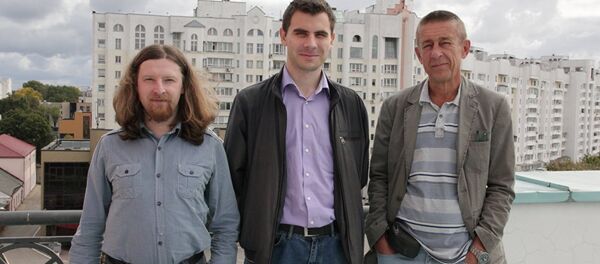 Алексей Дзермант (Беларусь), политический аналитик Валентин Гайдай (Украина) и Юрий Алексеев (Латвия) - Sputnik Латвия