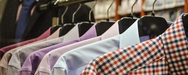 Мужские пиджаки на вешалках - Sputnik Латвия