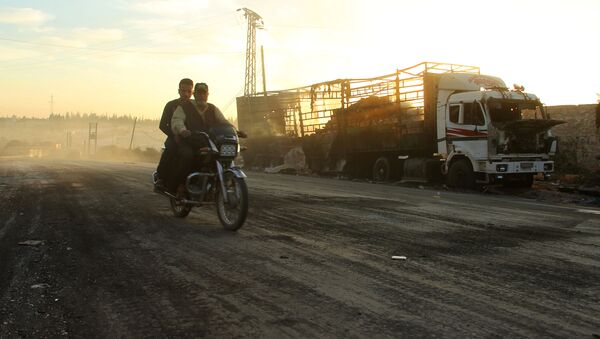 Разрушенный грузовик с гуманитарной помощью в Сирии - Sputnik Latvija