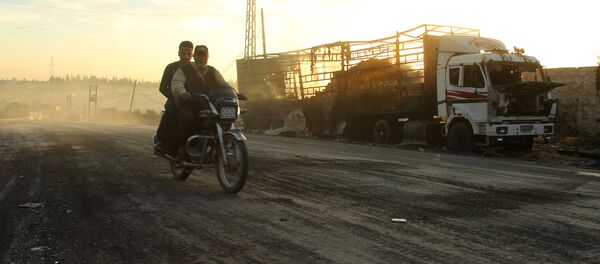 Разрушенный грузовик с гуманитарной помощью в Сирии - Sputnik Latvija