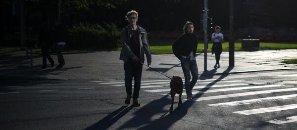 Прохожие на бульваре Райниса в Риге в Латвии - Sputnik Латвия