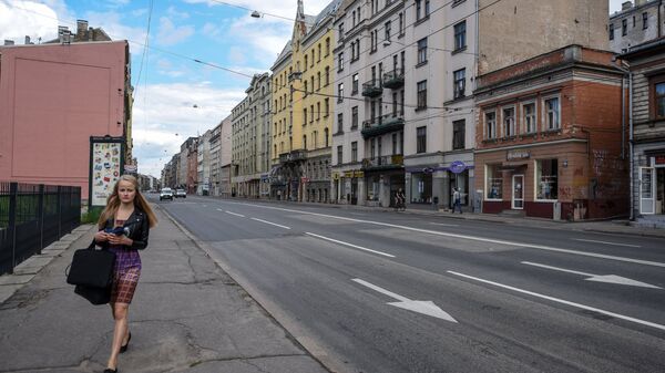 Девушка идет по улице Бривибас в центре Риги в Латвии - Sputnik Латвия