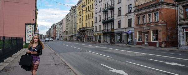 Девушка идет по улице Бривибас в центре Риги в Латвии - Sputnik Латвия