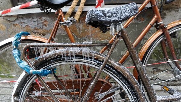 Сосульки на велосипеде на улице Мейстару (Мастеров) в Старой Риге - Sputnik Латвия