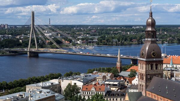 Колокольня Домского кафедрального собора (слева) и вантовый мост через реку Даугаву в Риге в Латвии - Sputnik Латвия