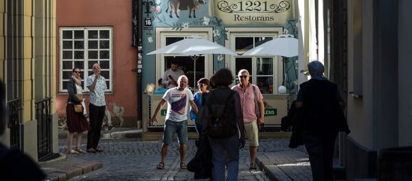 Улица в старой части Риги в Латвии - Sputnik Латвия