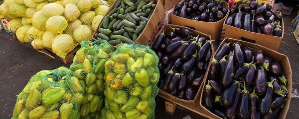 Продажа овощей на оптово-розничном рынке Продажа овощей на оптово-розничном рынке - Sputnik Latvija