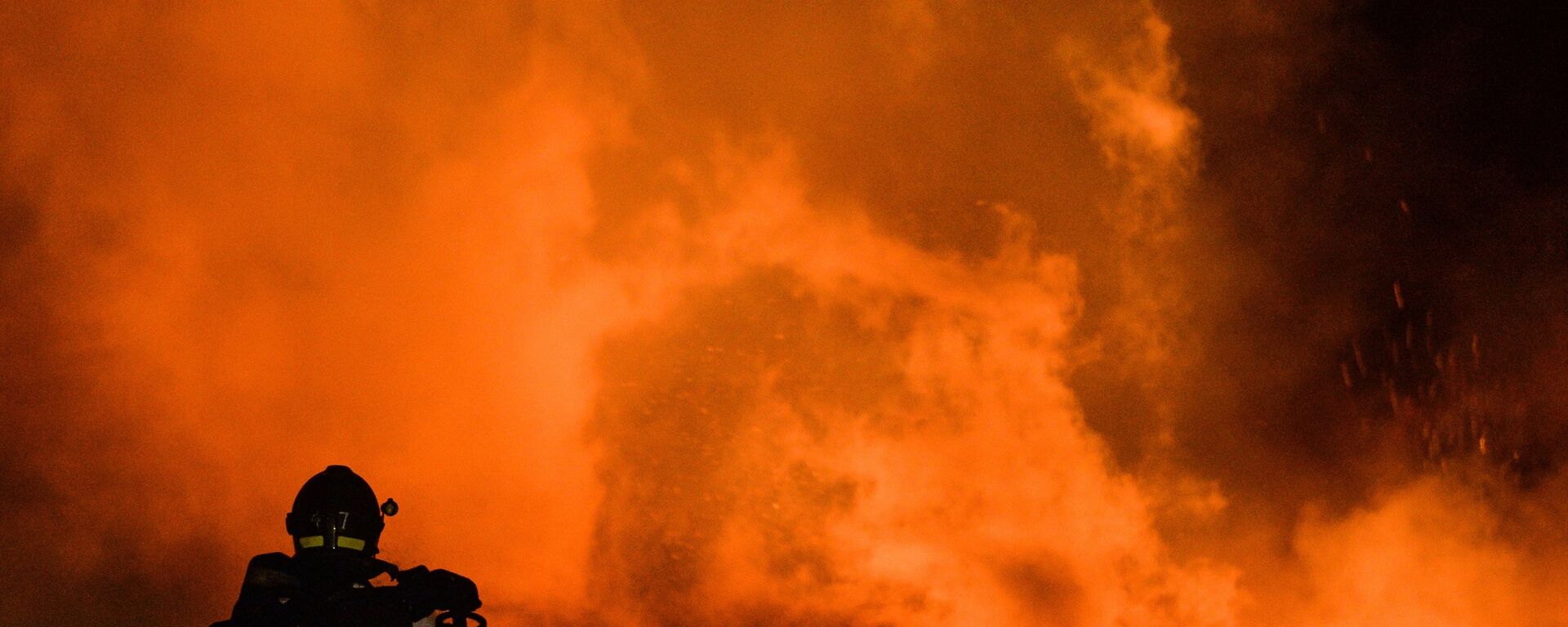 Архивное фото сотрудника пожарно-спасательного подразделения МЧС на тушении возгорания - Sputnik Латвия, 1920, 03.07.2021