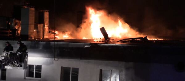 Тушение крупного пожара на складе в Москве. Кадры с места ЧП Тушение крупного пожара на складе в Москве. Кадры с места ЧП - Sputnik Латвия