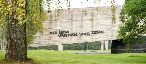 Надпись За этими воротами стонет земля в мемориальном комплексе Памяти жертв фашизма в Саласпилсе Надпись За этими воротами стонет земля в мемориальном комплексе Памяти жертв фашизма в Саласпилсе - Sputnik Латвия