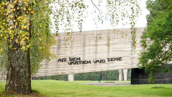 Надпись За этими воротами стонет земля в мемориальном комплексе Памяти жертв фашизма в Саласпилсе - Sputnik Латвия