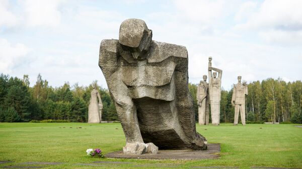 Несломленный из композиции бетонных фигур в Мемориальном комплексе Памяти жертв фашизма в Саласпилсе - Sputnik Латвия
