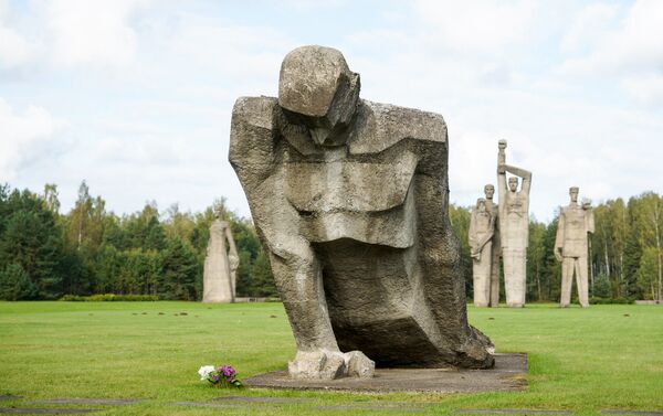 Несломленный из композиции бетонных фигур в Мемориальном комплексе Памяти жертв фашизма в Саласпилсе - Sputnik Латвия
