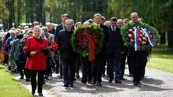 На месте концентрационного лагеря в Саласпилсе прошло мероприятие посвящённое 72-ой годовщине освобождения лагеря - Sputnik Latvija