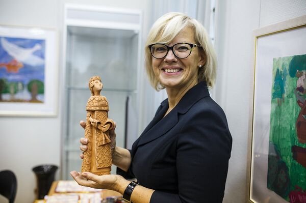 Посол Астра Курме с подарком от организаторов выставки - Sputnik Латвия