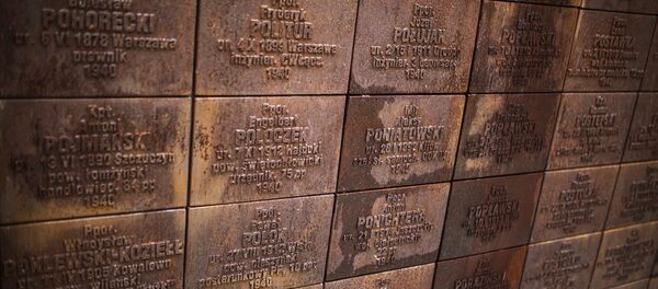 Стена с фамилиями репрессированных на мемориале Стена с фамилиями репрессированных на мемориале - Sputnik Латвия