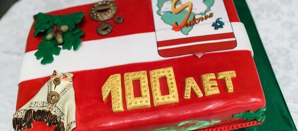 Праздничный торт в честь столетия смоленской латышской общины - Sputnik Латвия
