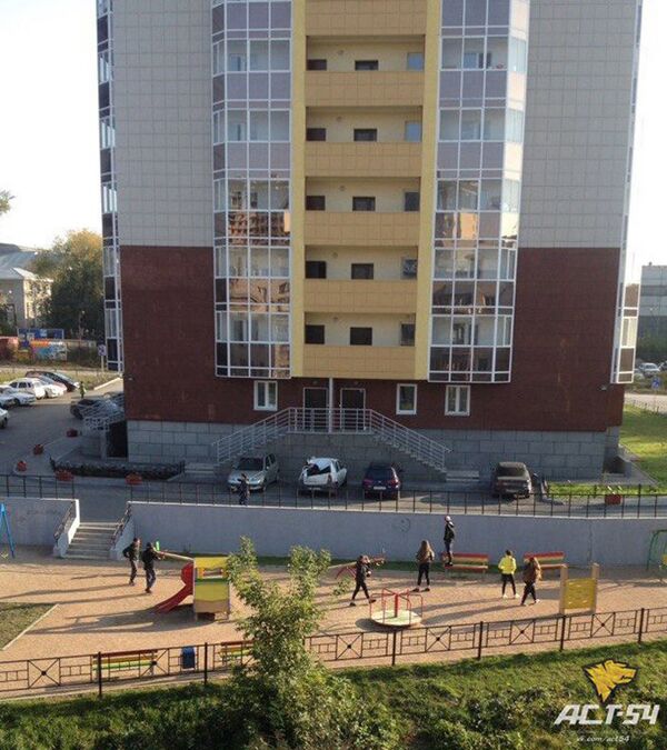 Во дворе на улице Беловежской молодой человек выпал прямо на крышу припаркованного у подъезда Renault Logan Во дворе на улице Беловежской молодой человек выпал прямо на крышу припаркованного у подъезда Renault Logan - Sputnik Латвия