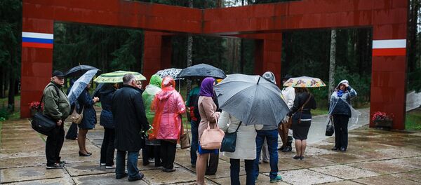 Две дороги в Катыни – российская (советская) и польская - Sputnik Латвия