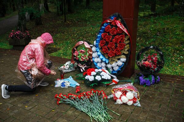 Возложение цветов и свечей к поклонному кресту - Sputnik Латвия
