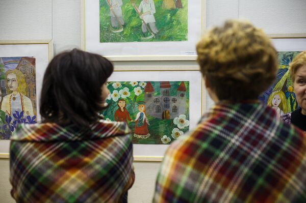 Гости из Латвии на выставке детских рисунков по мотивам латышских сказок - Sputnik Латвия