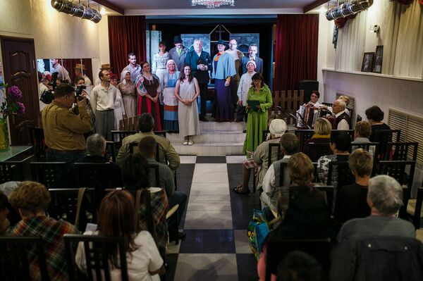 Артисты драматического театра Друва из Салдуса на сцене Дома актера в Смоленске - Sputnik Латвия
