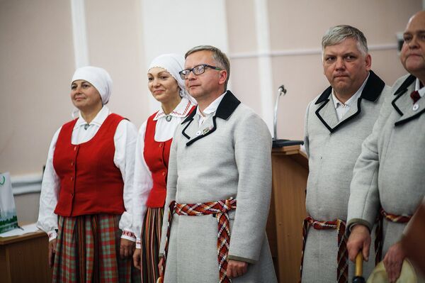 Руководитель коллектива Шалуны Янис Платацис (в центре) - Sputnik Латвия