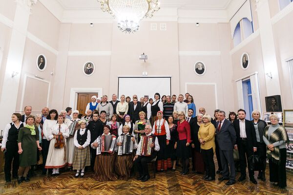 Члены Смоленского латышского землячества Сакнес с послом Латвии в России Астрой Курме и гостями из Латвии - Sputnik Латвия