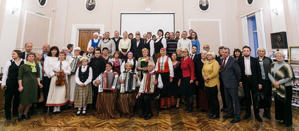 Члены Смоленского латышского землячества Сакнес с послом Латвии в России Астрой Курме и гостями из Латвии - Sputnik Латвия
