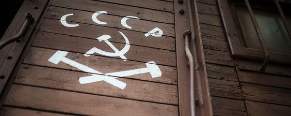 PSRS ģerbonis un uzraksts uz vagona. Foto no arhīva PSRS ģerbonis un uzraksts uz vagona. Foto no arhīva - Sputnik Latvija