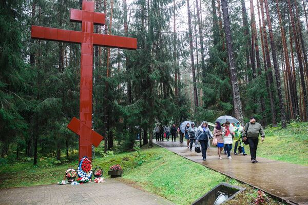 Поклонный крест на российской стороне в Мемориальном комплексе Катынь - Sputnik Латвия