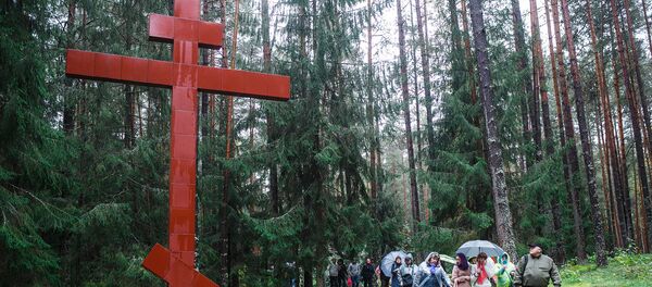 Поклонный крест на российской стороне в Мемориальном комплексе Катынь - Sputnik Латвия