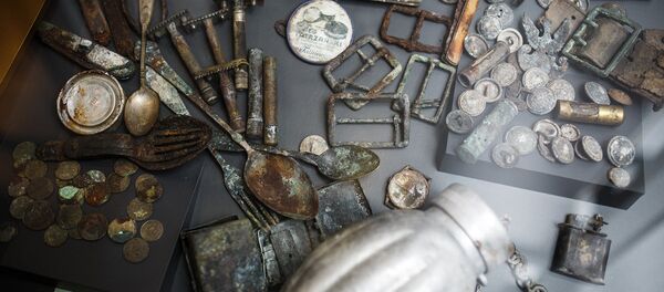 Poļu karavīru un virsnieku personiskās mantas, atrastas Katiņas mežā izrakumos 90. gadu vidū. Poļu karavīru un virsnieku personiskās mantas, atrastas Katiņas mežā izrakumos 90. gadu vidū. - Sputnik Latvija