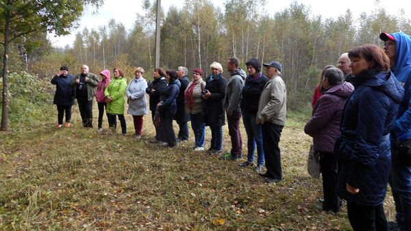 Хор Шалуны из Дагды и артисты из Салдуса исполняют псалмы на старом кладбище - Sputnik Латвия