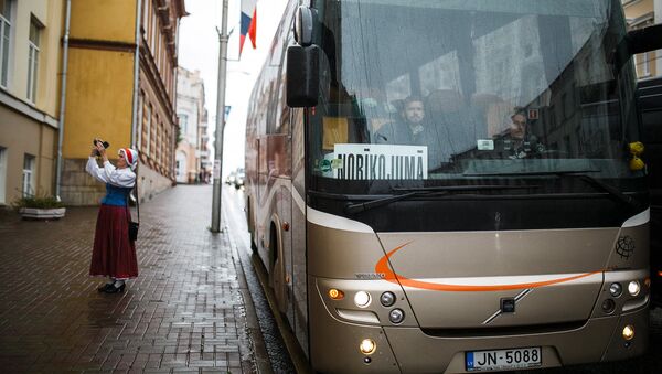 Автобус с латышской делегацией на Смоленской земле - Sputnik Латвия