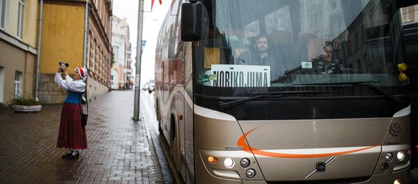 Автобус с латышской делегацией на Смоленской земле - Sputnik Латвия