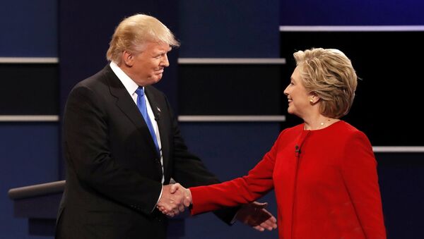 Республиканский кандидат в президенты США Дональд Трамп пожимает руку кандидату в президенты США от Демократической партии Хиллари Клинтон в начале своих первых президентских дебатов - Sputnik Латвия