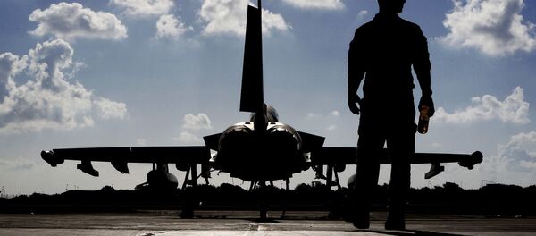 Британский солдат рядом с самолетом Typhoon на авиабазе Акротири, недалеко от Южного прибрежного города Лимассол на Кипре - Sputnik Latvija