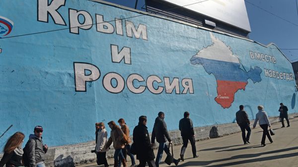 Граффити, посвященное воссоединению Крыма и России - Sputnik Латвия
