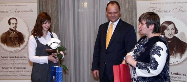 Руслан Панкратов и Елена Бердникова вручают призы победительнице конкурса сочинений в 2015 году - Sputnik Латвия