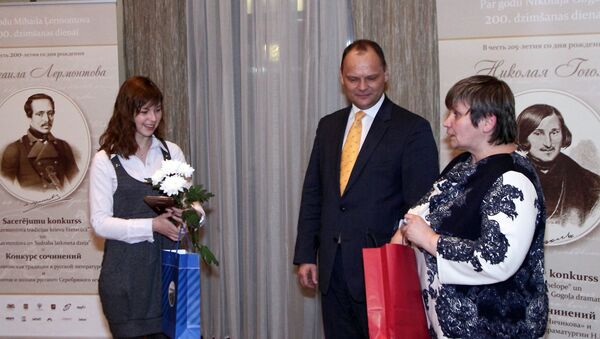 Руслан Панкратов и Елена Бердникова вручают призы победительнице конкурса сочинений в 2015 году - Sputnik Latvija