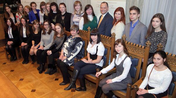 Руслан Панкратов с победителями конкурса сочинений по произведениям Гоголя и Лермонтова в 2015 году - Sputnik Латвия