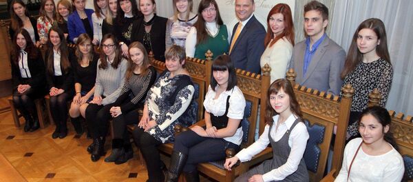 Руслан Панкратов с победителями конкурса сочинений по произведениям Гоголя и Лермонтова в 2015 году - Sputnik Латвия