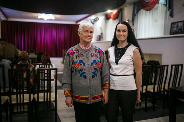 Преподавательница латышского языка Анна Лаура Каткова (слева) с дочкой Илоной Кубышкиной - Sputnik Латвия