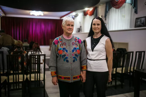 Преподавательница латышского языка Анна Лаура Каткова (слева) с дочкой Илоной Кубышкиной Преподавательница латышского языка Анна Лаура Каткова (слева) с дочкой Илоной Кубышкиной - Sputnik Латвия